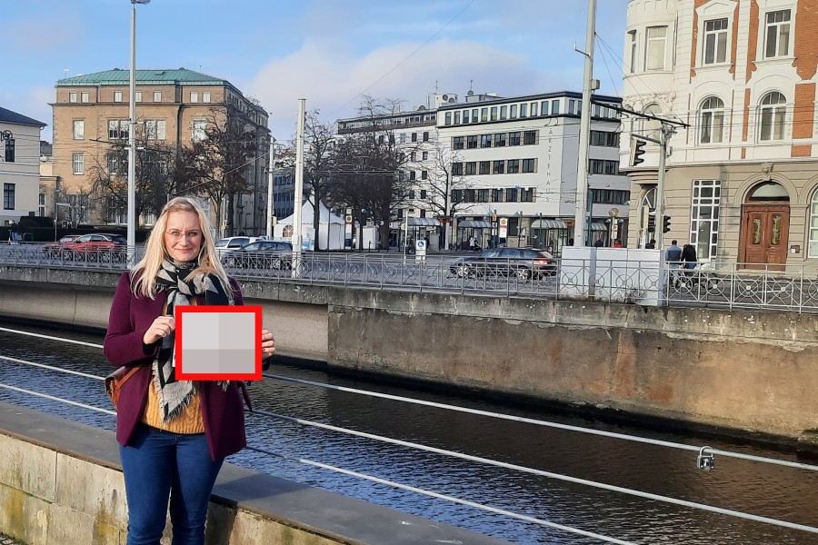 Kathrin Karola Viergutz am Oker-Ufer in Braunschweig. 