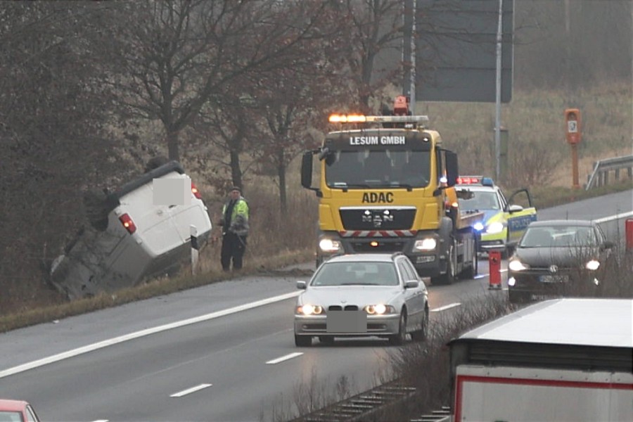 Auf der A39 bei Salzgitter hat sich ein Transporter überschlagen. 