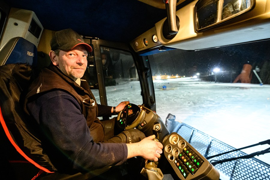 Rüdiger Meyer, Pistenraupenchef der Betreibergesellschaft Wurmbergseilbahn, sitzt in einer Pistenraupe auf dem Wurmberg im Harz.