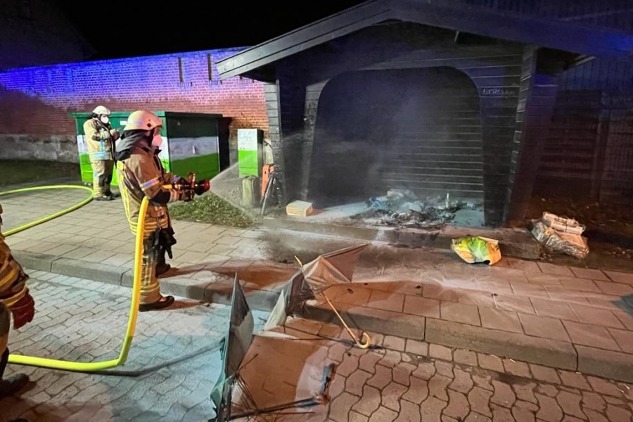 Kreis Helmstedt: Die Feuerwehr beim Löschen von Brandresten.