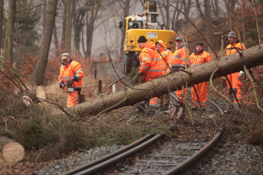  Ein Sturmtief hat im Harz auf der Bahnstrecke der Harzer Schmalspurbahn für starke Einschränkungen im Zugverkehr geführt. 