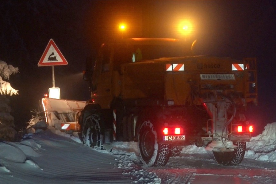 Hier kommen selbst die härtesten Maschinen an ihre Grenzen! Die Schneeverwehungen sorgen für Stillstand im Harz. 
