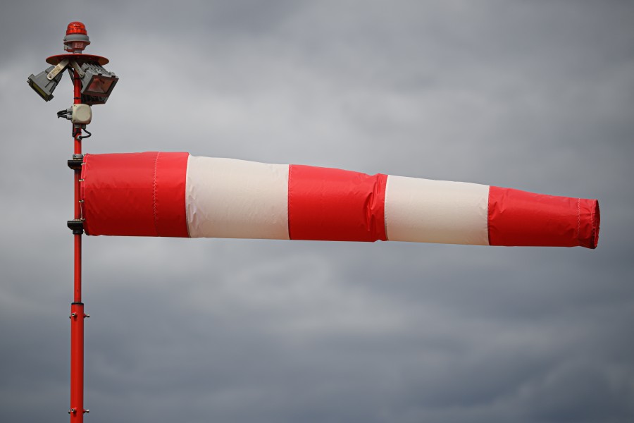 Die Aussichten für das Wetter in Niedersachsen sind stürmisch: Hier solltest du dich draußen besonders gut festhalten! (Symbolbild)