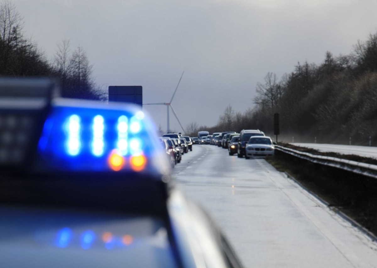 a2 braunschweig unfall autobahn symbolbild polizei blaulicht