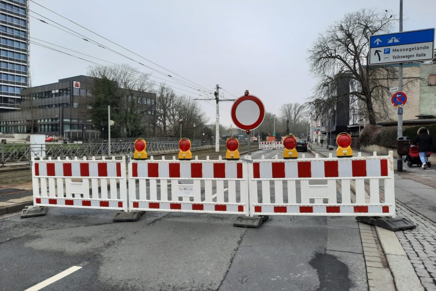 Eigentlich eine Hauptverkehrsader in Braunschweig: Der Kalenwall. Derzeit geht hier aber nichts mehr.