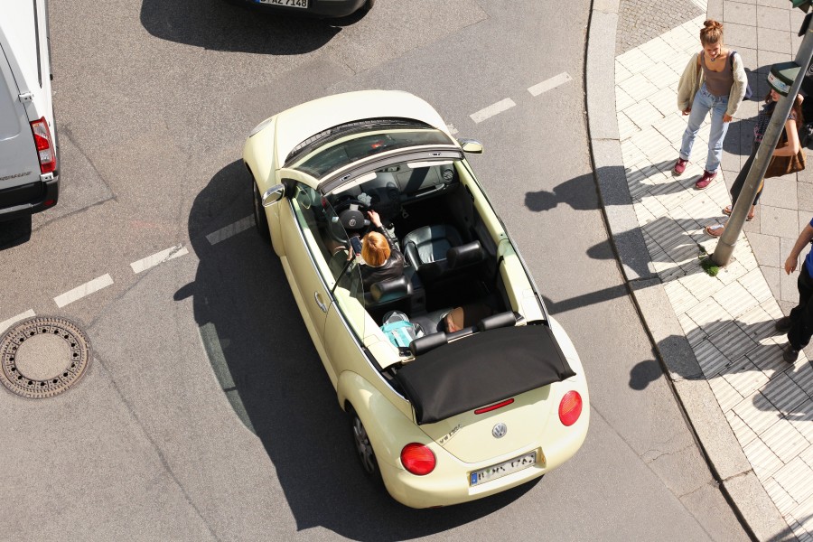 Das schöne Wetter am Wochenende ludt eine Frau aus Wolfsburg zur Cabrio-Tour ein. (Symbolbild)