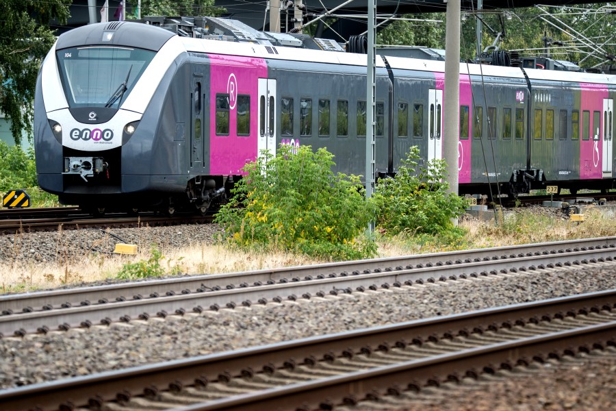 Kurzerhand spendierte der aufmerksame Lokführer dem Gleis-Spaziergänger im Kreis Peine eine gratis Fahrt. (Archivbild)