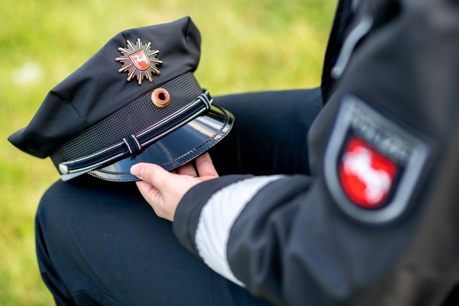 Eine Polizeibeamtin aus Braunschweig hat bei einem Einsatz viel Blut verloren. Sie musste operiert werden. (Symbolbild)