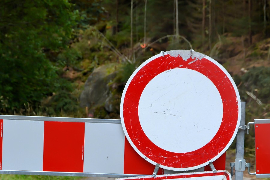 Im Harz hat sich plötzlich ein Loch im Boden aufgetan. (Symbolbild)