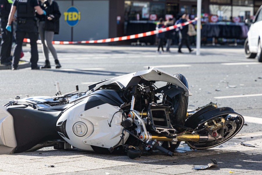 Bei dem Unfall in Salzgitter wurde ein Motorrad vollkommen zerstört.