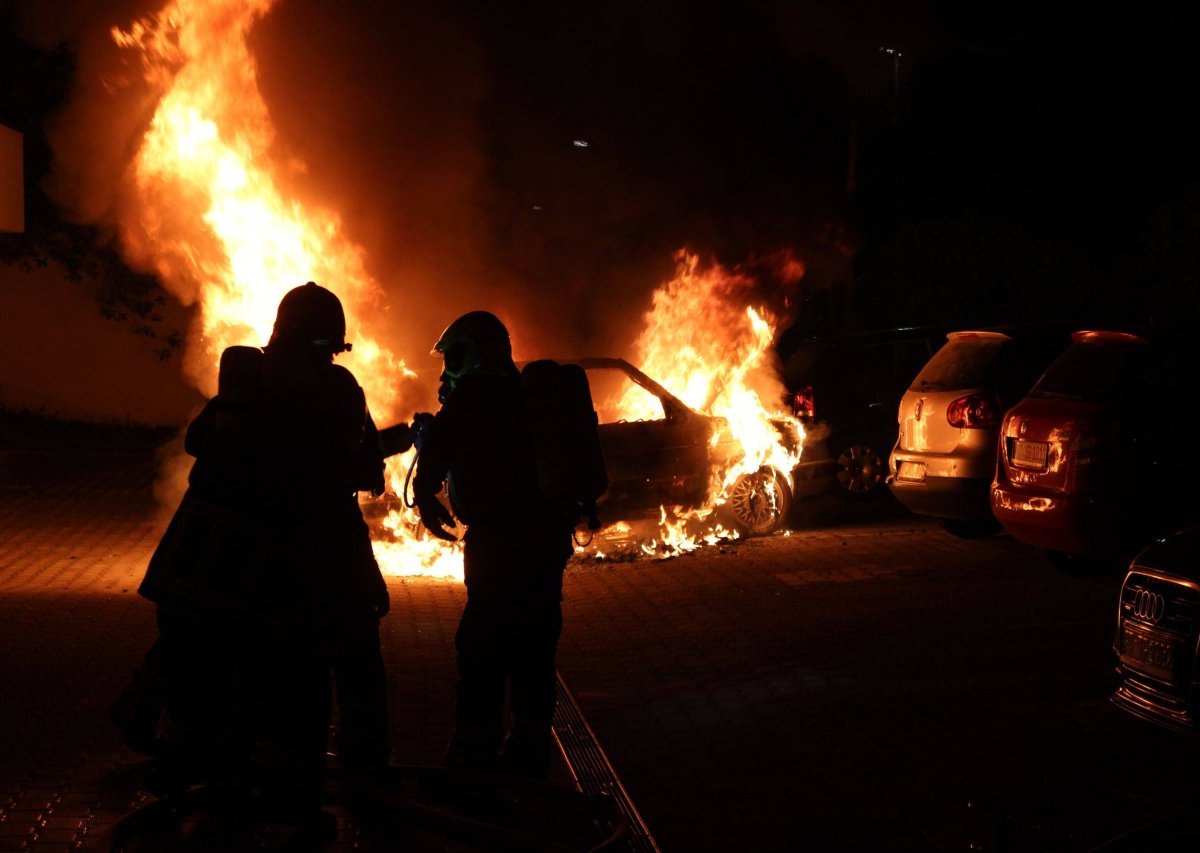 vw golf flammen feuerwehr wolfsburg feuerteufel