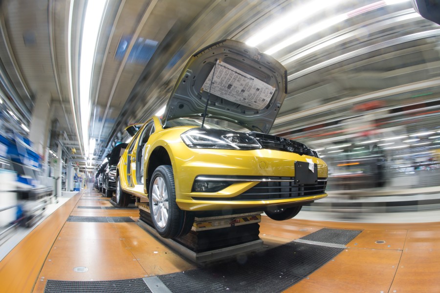 Am Stammwerk von VW in Wolfsburg wird die Produktion schneller als gedacht wieder hochgefahren. (Symbolbild)