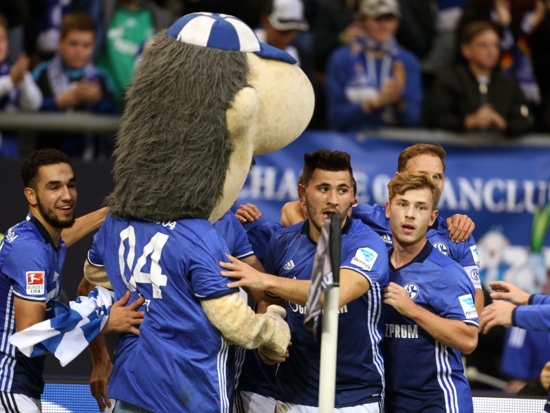 Auf dem Weg der Besserung ist der FC Schalke. Dank des 3:0 (1:0) über den FSV Mainz 05 verbuchte der Revierclub in den vergangenen drei Partien beachtliche sieben Punkte. Neuzugang Nabil Bentaleb (23./62.) und Max Meyer (48.) sorgten für die Treffer des Revierclubs, der damit auf Rang 14 kletterte. Das ist die bisher beste Saisonplatzierung. Hier feiern Nabil Bentaleb, Johannes Geis, Max Meyer, Benedikt Höwedes und Matija Nastasic (l-r) das 1:0 gegen Mainz.