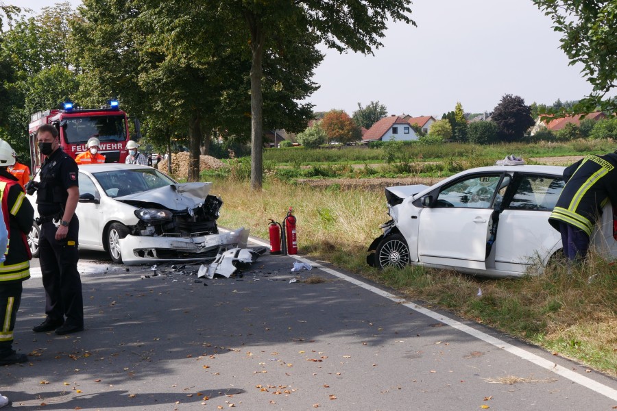 Kreis Wolfenbüttel: Die beiden Schwerverletzten wurden von Rettungskräften in ein nahegelegenes Krankenhaus gebracht. 