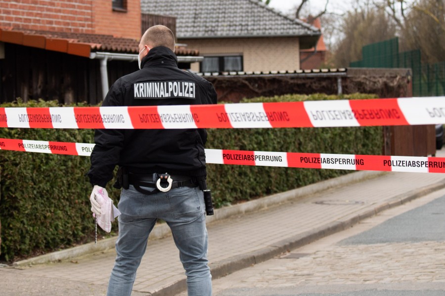 Mitarbeiter der Kriminalpolizei sichern Spuren auf einer Straße in Idensen, einem Ortsteil von Wunstorf in der Region Hannover. Am Mittag kam es in dem Dorf zu einer Auseinandersetzung zwischen drei Männern. Bei einer Messerstecherei im Rahmen des Streits wurde ein 48-jähriger schwer verletzt.
