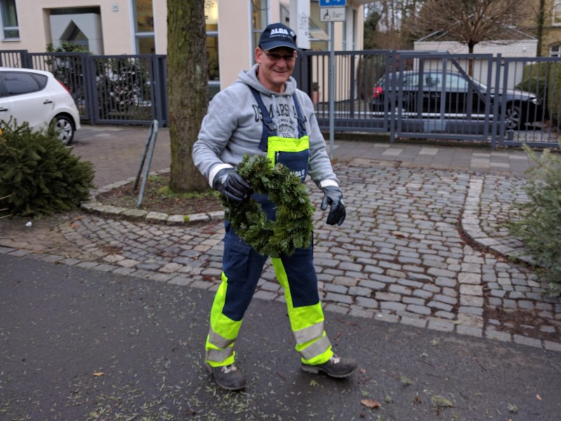 Nicht nur Bäume wollen entsorgt werden. Ein Adventskranz ist auch dabei.