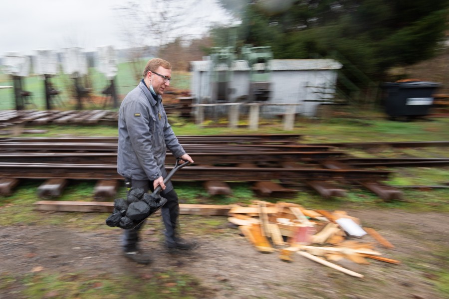 Jannik Wagner von der Arbeitsgemeinschaft Historische Eisenbahn e.V. bringt im Museumsbahnbetrieb Almetalbahn Kohle zur Dampflokomotive.