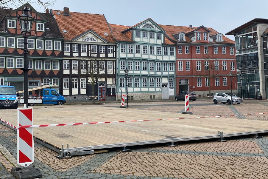 auf dem Stadtmarkt in Wolfenbüttel wird bereits die Teststelle aufgebaut. 