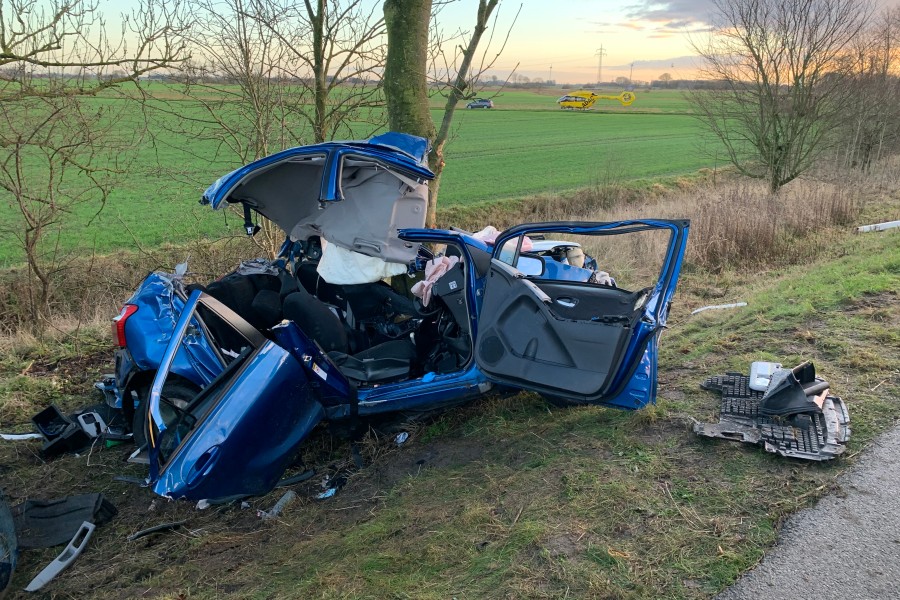 Der Fahrer des blauen Toyota schwebt in Lebensgefahr.