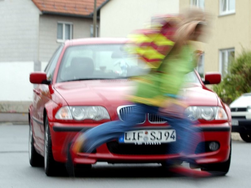 Auto Kind Straße angefahren