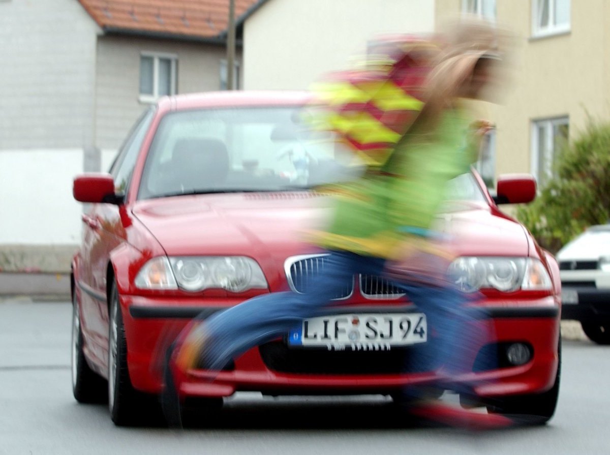 Auto Kind Straße angefahren