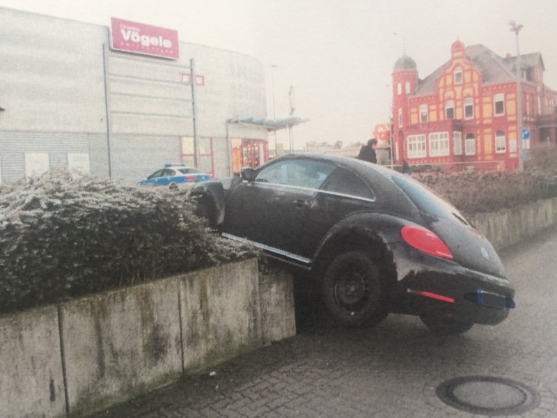 Die Fahrerin hatte vergessen, die Handbremse anzuziehen., Glück gehabt: Der Schaden ist gering.