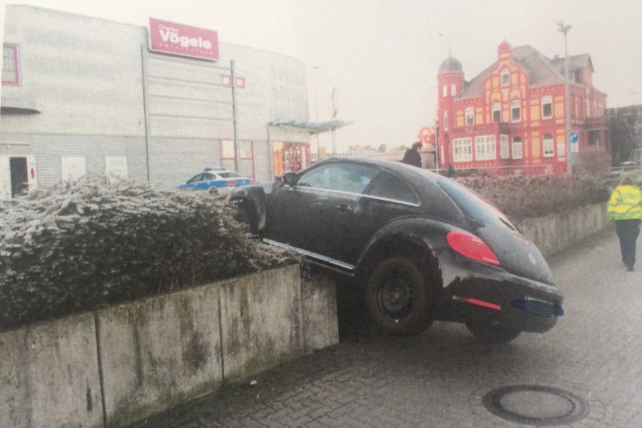 Die Fahrerin hatte vergessen, die Handbremse anzuziehen., Glück gehabt: Der Schaden ist gering.