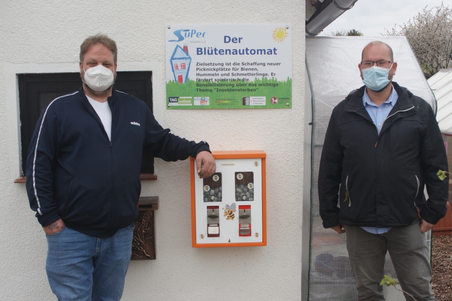 Gianluca Calabrese (SuPer Salzgitter) und Markus Büyükaltay (Kleingartenverein Flora) präsentieren ihren Blütenautomaten – auf den ersten Blick wirkt der recht unscheinbar.