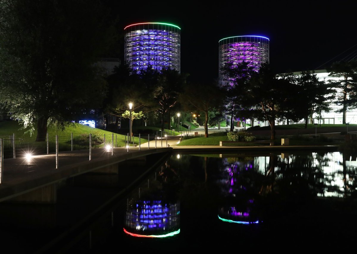 Autostadt Türme Lila