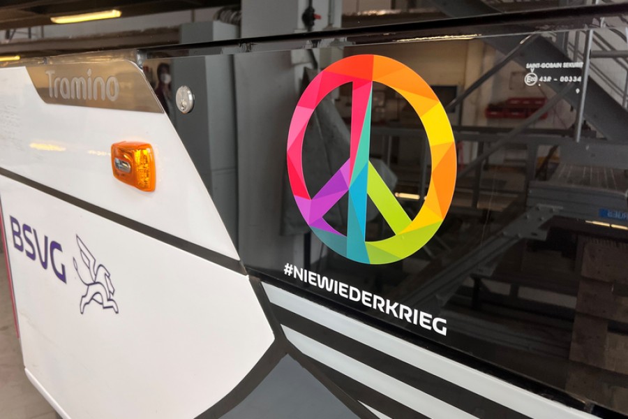 Braunschweig: Ein Peace-Zeichen in Regenbogenfarben und der Hashtag #NiewiederKrieg stehen für die Spendenaktion der BSVG. 