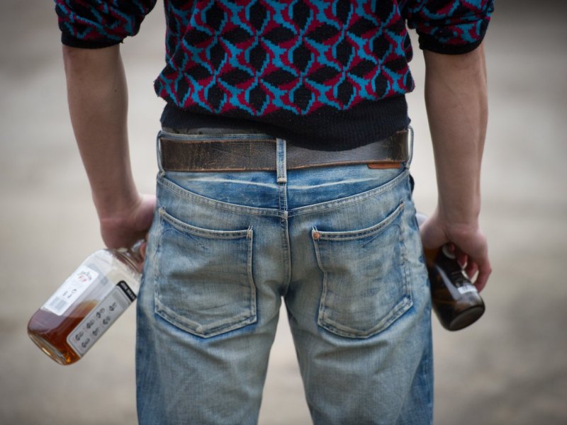 Bier Flasche Mann Alkohol Symbolbild