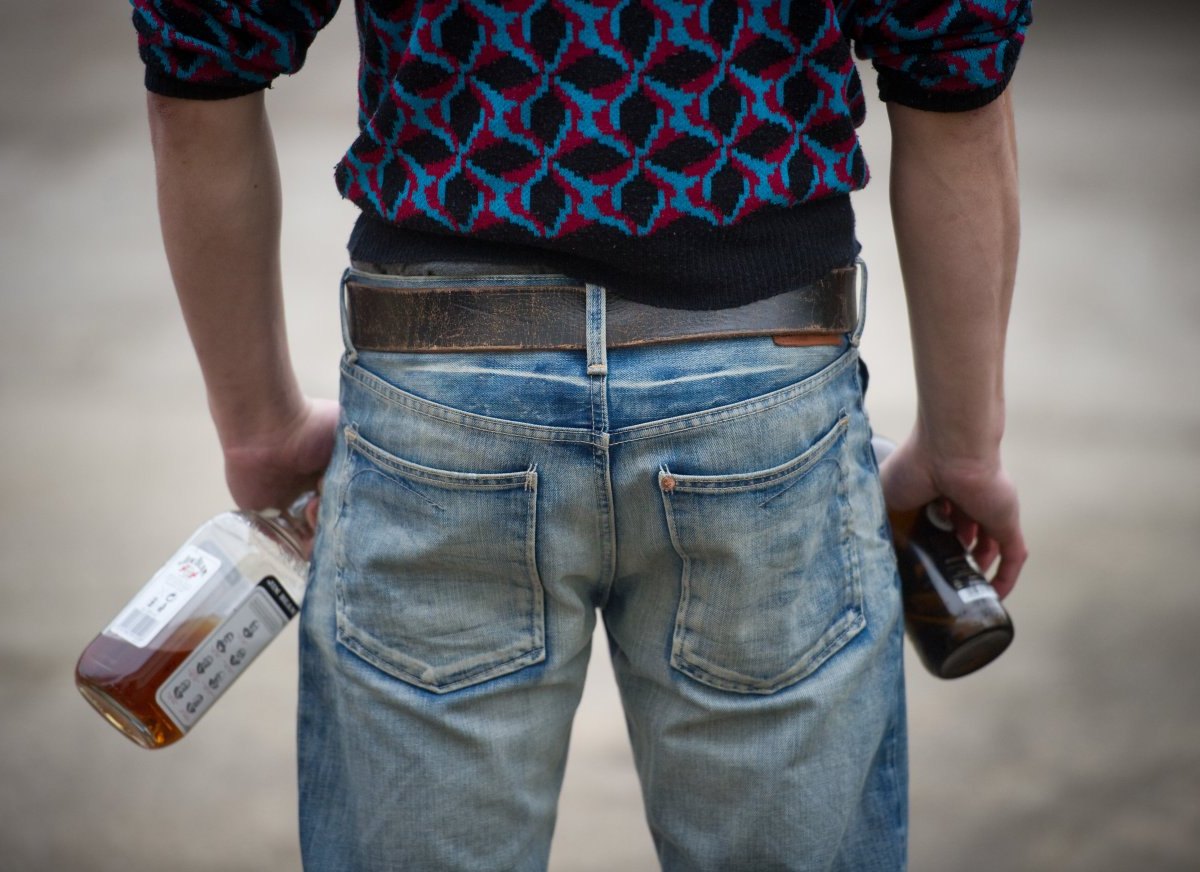 Bier Flasche Mann Alkohol Symbolbild