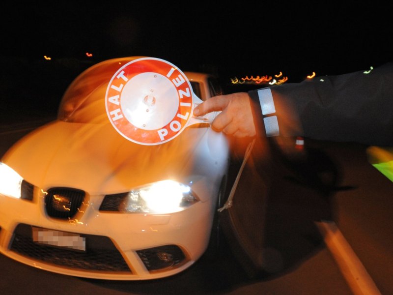 Blaulicht Symbolfoto Promille Polizeikontrolle kontrolle Nacht