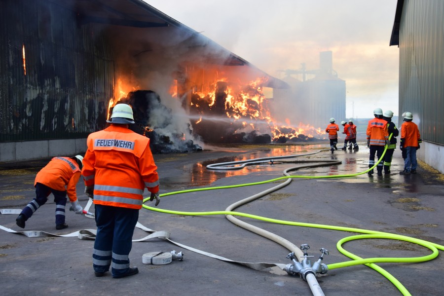 Eine Scheune in Hedeper brennt. Die Umstände erschweren der Feuerwehr das Löschen der Flammen. 