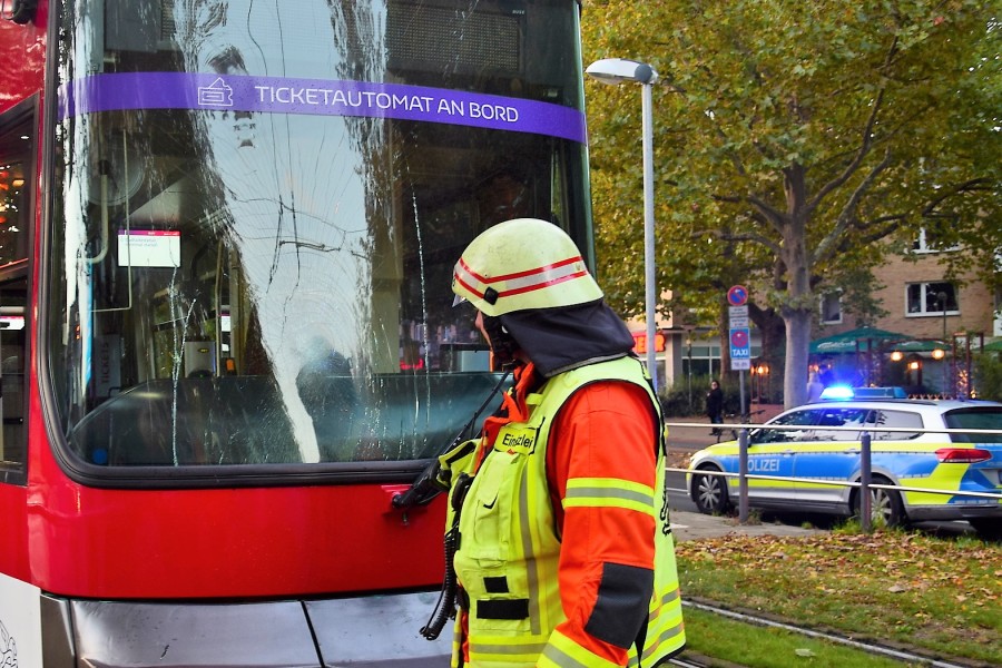 Der Fahrer der Straßenbahn kam mit einem Schock davon. 