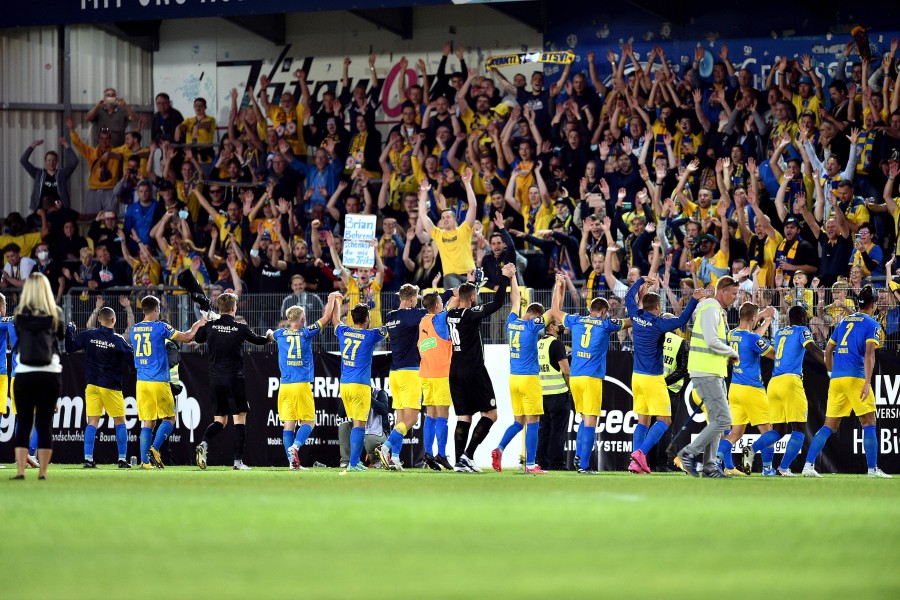 Die Braunschweig Spielern feiern mit ihren Fans.