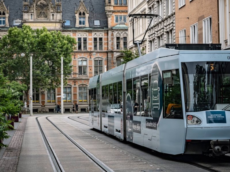 Braunschweig Corona Straßenbahn Blumen Kinder Basteleien Hans Georg Karg Schule CJD.jpg