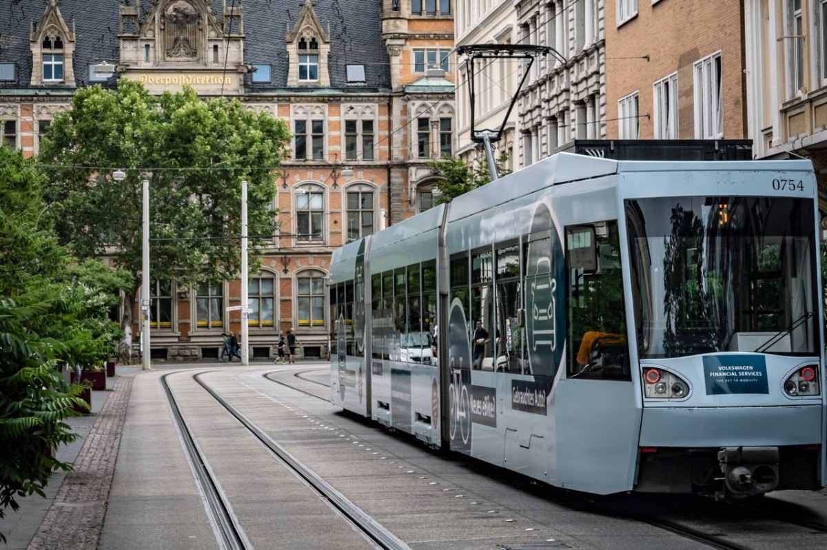 Braunschweig Corona Straßenbahn Blumen Kinder Basteleien Hans Georg Karg Schule CJD.jpg