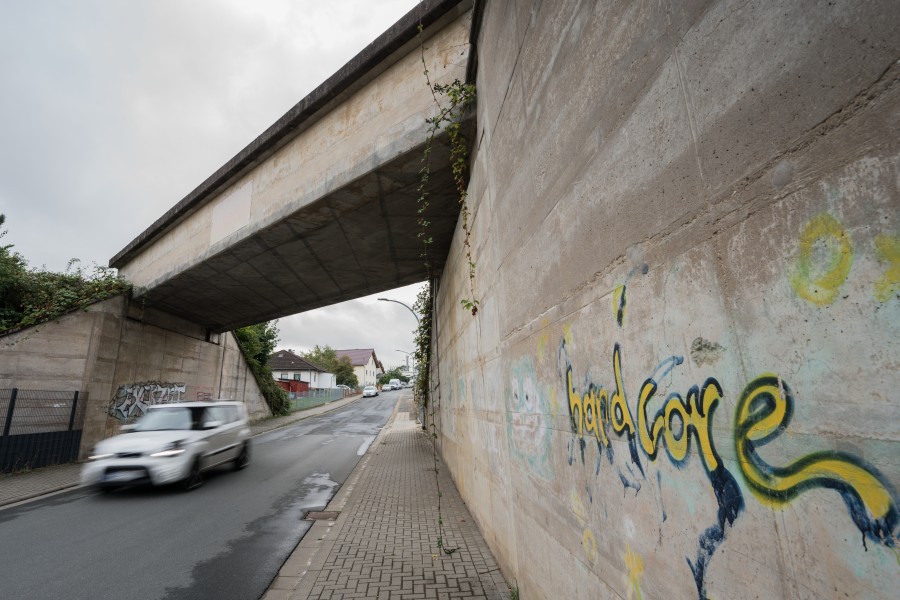 Als ein Mann in Schöningen mit seinem Sprinter unter einer Brücke durchfuhr, traf ihn der Schlag! (Symbolbild)