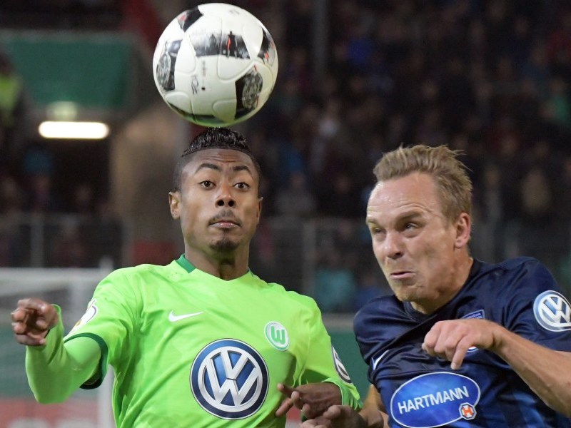 Wolfsburgs Bruno Henrique (rechts)., VfL-Verteidiger Philipp Wollscheid - hier im Spiel gegen Borussia Dortmund.
