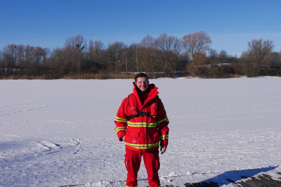 Renee Warmbold (DLRG Salzgitter) warnt vor den Gefahren auf der Eisfläche.