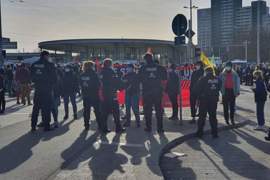 Gegendemonstranten gerieten mit der Polizei aneinander.