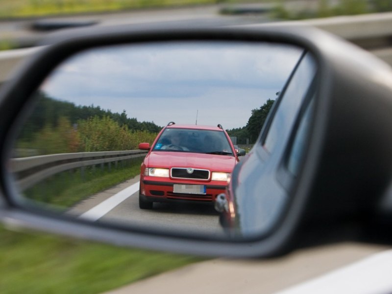 Drängerl raser autobahn rückspiegel