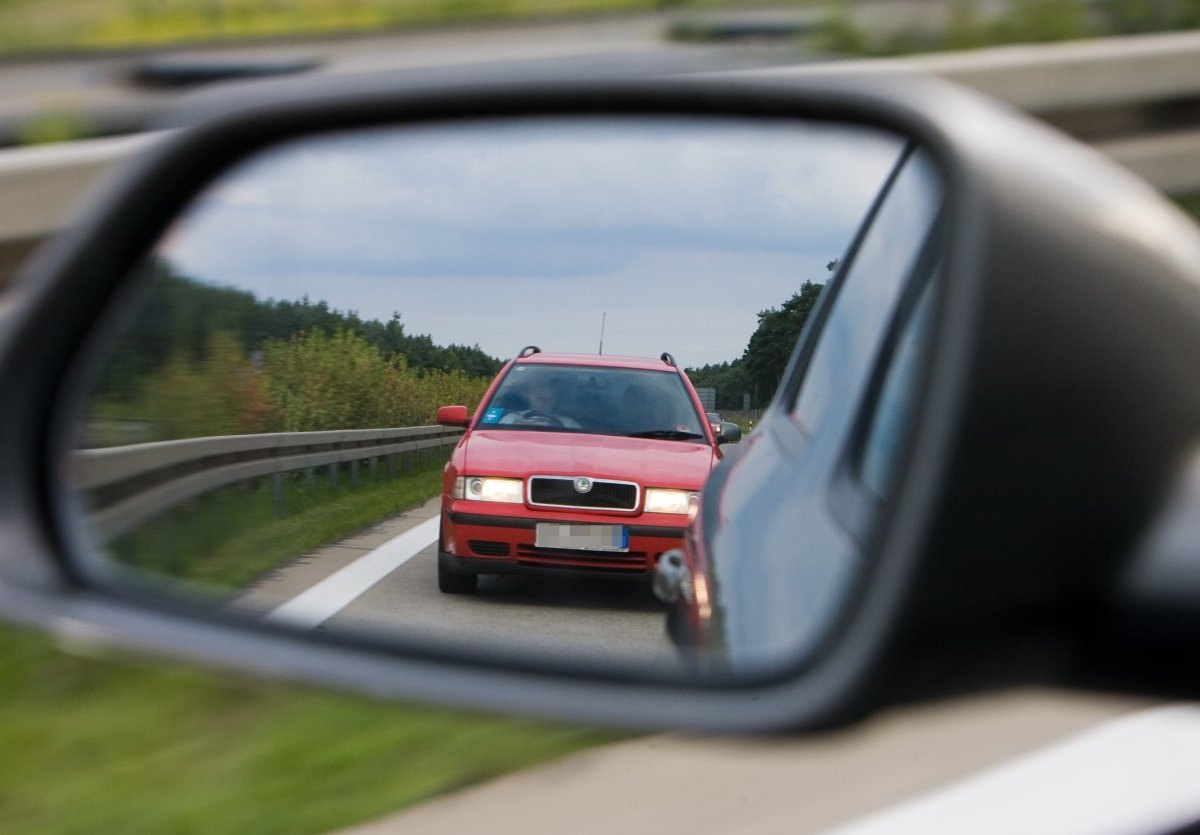 Drängerl raser autobahn rückspiegel