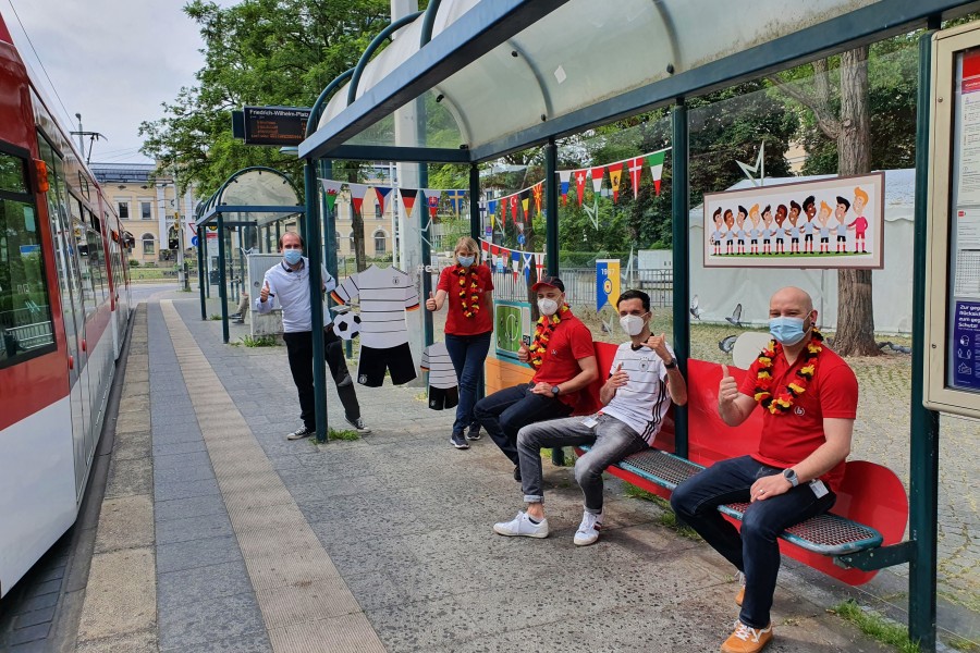 Die Haltestelle am Friedrich-Wilhelm-Platz ist ganz im Zeichen der Fußball-EM neu beklebt.