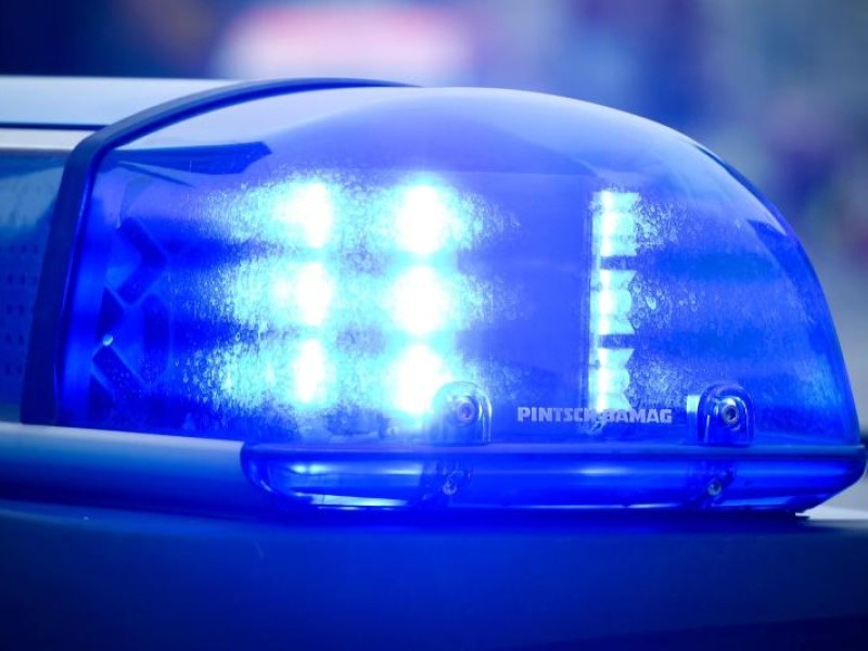 Ein Blaulicht an einem Polizeiauto (Symbolbild).