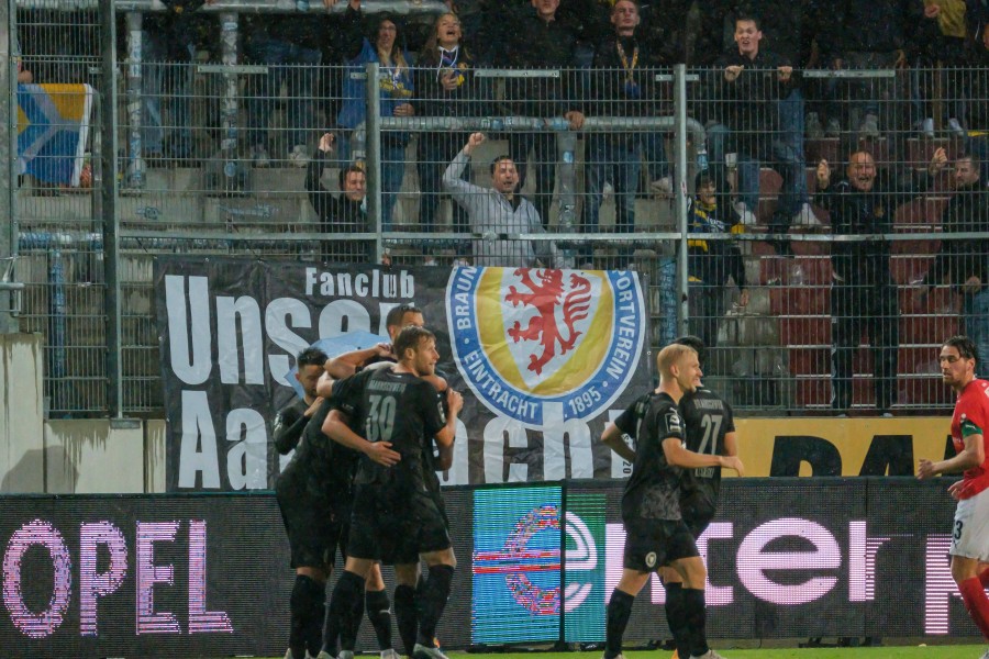 Einige Fans hatten den Weg nach Halle angetreten.