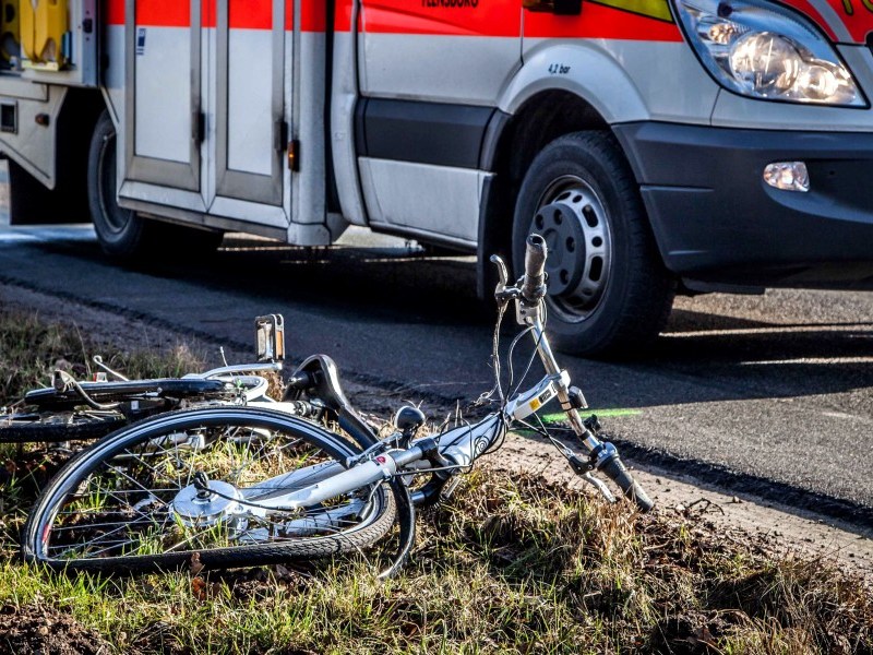Ein 81-jähriger Fahrradfahrer ist vom Wagen einer 82-jährigen Autofahrerin erfasst und schwer verletzt worden (Symbolbild).