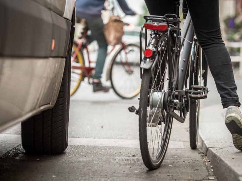 Fahrradfahrer_Auto_Radweg