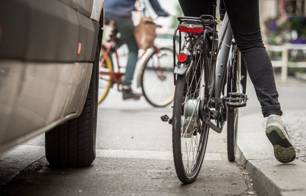 Fahrradfahrer_Auto_Radweg